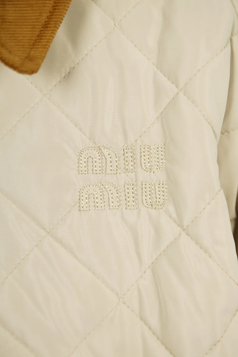 P330 Actual photo [Popular item] Style number: 24373# Color: Khaki Apricot Size: S-XL -MiuMiu/MiuMiu 2024aw Autumn and winter hot new logo embroidered lapel three-zip rhombus plaid imitation feather jacket jacket - Originality restoration 4-needle encrypted quilting embroidery three-in-one imitation feather cotton The board is straight and not bloated - Double-layer composite patch Hand-made counter-embroidery Laminated light gold Y-tooth brand zipper - Special shaped cloth foil for collar Correct 7 cm cylindrical windproof cuffs Closed cuffs with one-to-one stacking in front of the car - Miu style outfit 2024 new autumn and winter products Adopt classic diamond pattern quilting design Three-in-one imitation down cotton Light and thin sheets are positive The thermal insulation coefficient is also online Earth desert khaki apricot Maillard wind is full of relaxation to set off a warm autumn and winter atmosphere The collar is made of contrasting corduroy, which is warm and comfortable. The loose silhouette is both comfortable and easy to layer. The slightly gathered design of the cuffs and hem effectively locks in temperature.